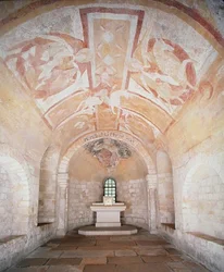 Kryptan, från den tidigare kyrkan från 1030, med fresker av Kristus på en vit häst omgiven av änglar, från 1100-talet (foto).