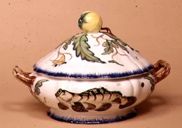 Terrin av Leboeuf et Milliet, dekorerad av Rousseau efter Bracquemonds mönster (fajans)