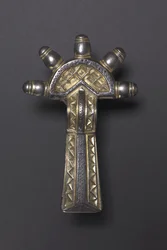 Bow Fibula, Alemannic, 500-550 (förgylld silver och niello)