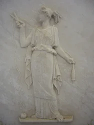 Basrelief av Atropos som skär livets tråd (marmor)