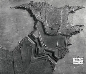En reliefkarta över den venetianska fästningen vid Spinalonga, Kreta 1619 (s/v foto)