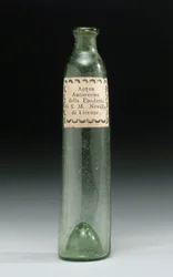 Flaska som innehöll anti-hysterivatten, från Hans Kungliga Höghets Gjuteri, Officina Profumo, Farmaceutica di Santa Maria Novella, Florens, ca 1850-1920 (glas)