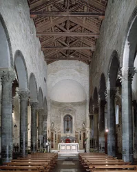 Interiörvy av apostlarnas kyrka
