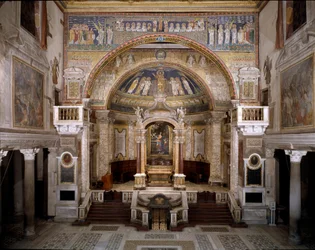 Invändig utsikt över basilikan