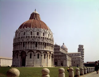 Medeltida arkitektur: utsikt över Baptistere (byggd mellan 1153 och 1353), kupolen (katedralen eller Duomo) och tornet (startat 1064) i Pisa på Campo dei Miracoli (Piazza des Miracles), Italien.