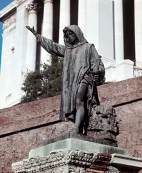 Monument tillägnat Cola di Rienzo (1314-1354) vid Capitolium (Campidoglio) i Rom varifrån han utropade den romerska republiken den 20/05/1347.