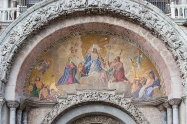 Den uppståndne Kristus mosaik över ingången till Basilica di San Marco, Piazza San Marco, Venedig, Italien (mosaik)
