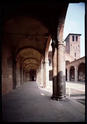 Utsikt över portiken till kyrkan Saint Ambrose (Saint Ambrose) (Basilica di Sant