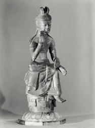 Bodhisattva sittande i en meditativ ställning, c.645-794 (förgylld brons) (s/v foto)