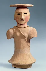 Haniwa-figur av en shamaness, 500-600-tal (lergods med målad dekor)
