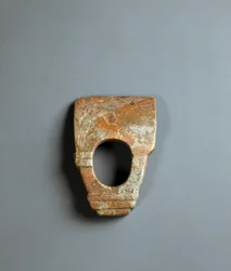 Ringformad hacka i röd granit, Jomon-perioden 10000-300 f.Kr
