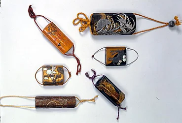 Sex inro, Edo-perioden (1603-1868) 1600-1800-tal (lackerat guld med pärlemor)