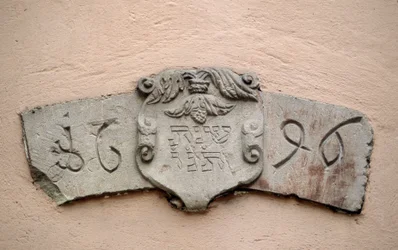 Judarnas gränd i Obernai (67). Platser för tillbedjan: inskription med ett hebreiskt datum och motsvarande datum för den kristna eran: 1696. En synagoga byggdes enligt uppgift två år efter auktorisation av Intendant La Grange, vilket tillät J