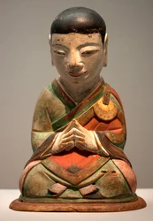 Arhat. Polykrom snidat trä, Joseon period (Choson)