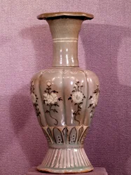 Art coreen: keramikvas dekorerad med blommor. Koryo period. 1100-talet. Museum of Fine Arts, Duksoo Palace, Korea