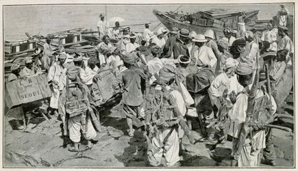 Koreanska bärare i hamnen i Chemulpo (Sydkorea), lösgör skräpet - Illustration efter en 1800-talsfotografering av J. de Pange, Från resor i Korea av doktor Hagen