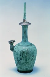 Kundika inlagd med design föreställande fåglar och ett träd i silver, Koryo-dynastin, 918-1392 AD (brons)