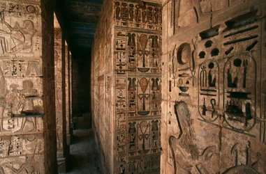 Egypten, Medinet Habu, Luxor, Luxor Governorate, Ramses III:s bårhustempel. Detalj av kolonner och väggar snidade med figurer och heiroglyfer