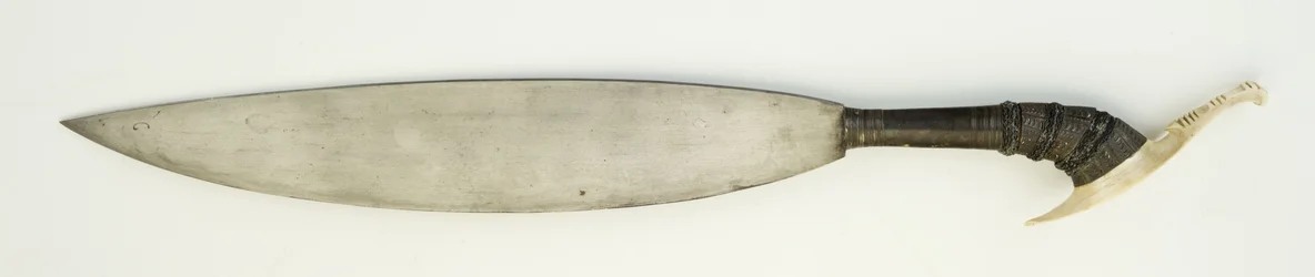 Barong, eller kniv (stål, trä, silver och ben)