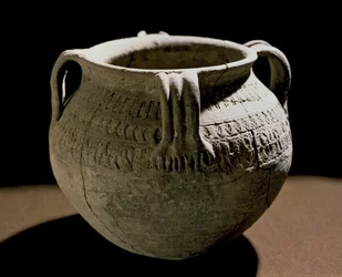 Medeltidens arkeologi (medeltiden). Barbarian Art of Gaul: Vas i inskuren keramik. Frankrike, Merovingertiden, 800-talet. Strasbourg, Musee d