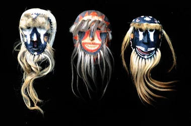 Tre masker (målad terrakotta och hår)