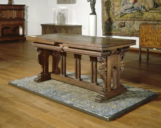 Valnötsbord med lådor på ekram med toskanska pelare.,1550-1600 (trä)