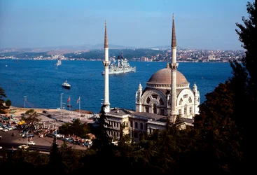 Ottomansk arkitektur: utsikt över moskén i Dolmabahce på Bosporen