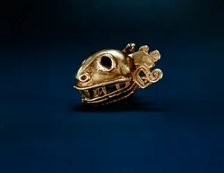 Sidovy av en klocka i Chiriqui-stil, ca 1100-talet (guld)