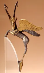 Apparathandtag: silvervingebock, infällt, guld. Persiska perioden routenide (6:e-4:e århundradet f.Kr.), kommer från Iran. Paris, musee du Louvre - Ceremoniellt handtag: bevingad stenbock i silver, inläggning, guld. Achaemenidiska persiska perioden (6:e-4:
