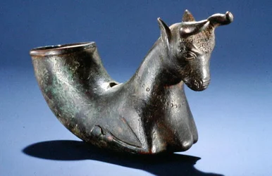 Tjur med vikta ben, ca 550-330 f.Kr. (brons)