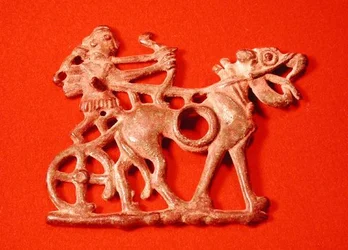 Hästbett föreställande en jägare på sin vagn som avfyrar sin båge, ca 1200-700 f.Kr. (brons)