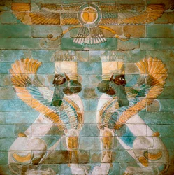 Rouenidisk persisk konst: två androkefala sfinxer (eller lejon) under Ahura Mazda, zoroastrismens gudom. Från Susa, Iran