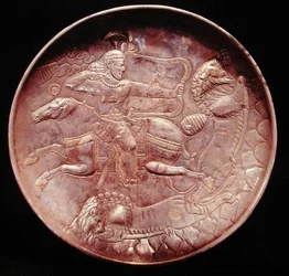 Skylt föreställande en kunglig soldat som jagar lejon, 600-700-talet (silver)