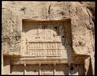 Utsikt över Necropolis och Darius I den stores grav med relief som representerar honom som hedrar solen