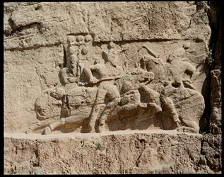 Utsikt över nekropolen och gravarna som tillhör akemenidernas kungar, relief som representerar stridsscener