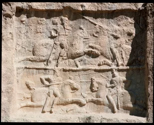 Utsikt över nekropolen och gravarna som tillhör akemenidernas kungar, relief som representerar stridsscener