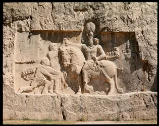 Utsikt över Necropolis och gravarna som tillhör Achaemenid kungar, relief som representerar Shapur I:s seger över romankejsaren Valerianus i Edessa, 260 e.Kr.
