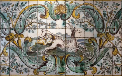 Hundar som jagar ett rådjur - Detalj av en dekorativ kakelpanel från jaktrummet i det före detta palatset i Praia, a Belem, Lissabon (Portugal) (Två hundar som jagar ett rådjur - dekorativ panel från jaktrummet i det före detta palatset i Praia, kl. Belem)