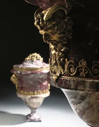 Ett par vaser, ca 1790 (jaspis & ormolu)