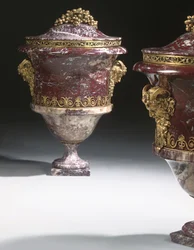 Ett par vaser, ca 1790 (jaspis & ormolu)