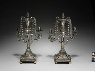 Ett par kandelabrar, ca 1790-1795 (slipat och polerat stål med guld- och försilvrad dekoration)