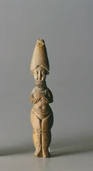 Statyett med hög hatt, från Susa, Iran, 400-600-talet e.Kr. (ben)