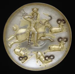 Tallrik med kungajaktvädurar, ca 500 e.Kr. (silver, kvicksilverförgyllning, nielloinläggning)