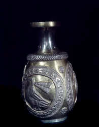 Sassanidhantverk: guldsilverkaraff dekorerad med tre medaljonger med präglade tuppar. 224-661 e.Kr. Teheran, Foroughi samling