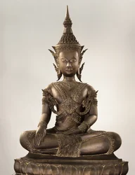 Buddha i naturlig storlek i kunglig klädsel (brons)