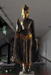 Lopaburi-stil: Abhyamudra Buddha (Skulptur