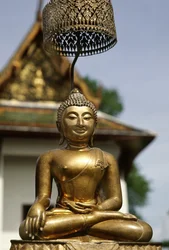 Phra Buddha Sihing exponerad för tillbedjare under nyårsfirandet (brons)