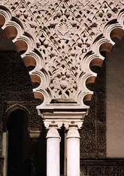 Detalj av en av polylobbågarna från Patio de las Doncellas (gips)