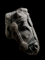 Hästhuvud, stenskulptur från Fuente la Higuera