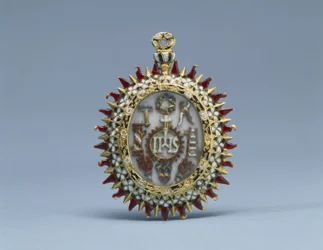 Tvåsidigt hängsmycke med symboler för Kristus och passionen och Kristus i templet bland de äldste, sent 1500-tidigt 1600-tal (guld, emalj och mörkbrunt bläck på benvit botten)